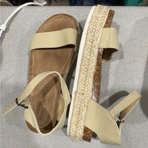 Pierre Dumas size 8 sandals
